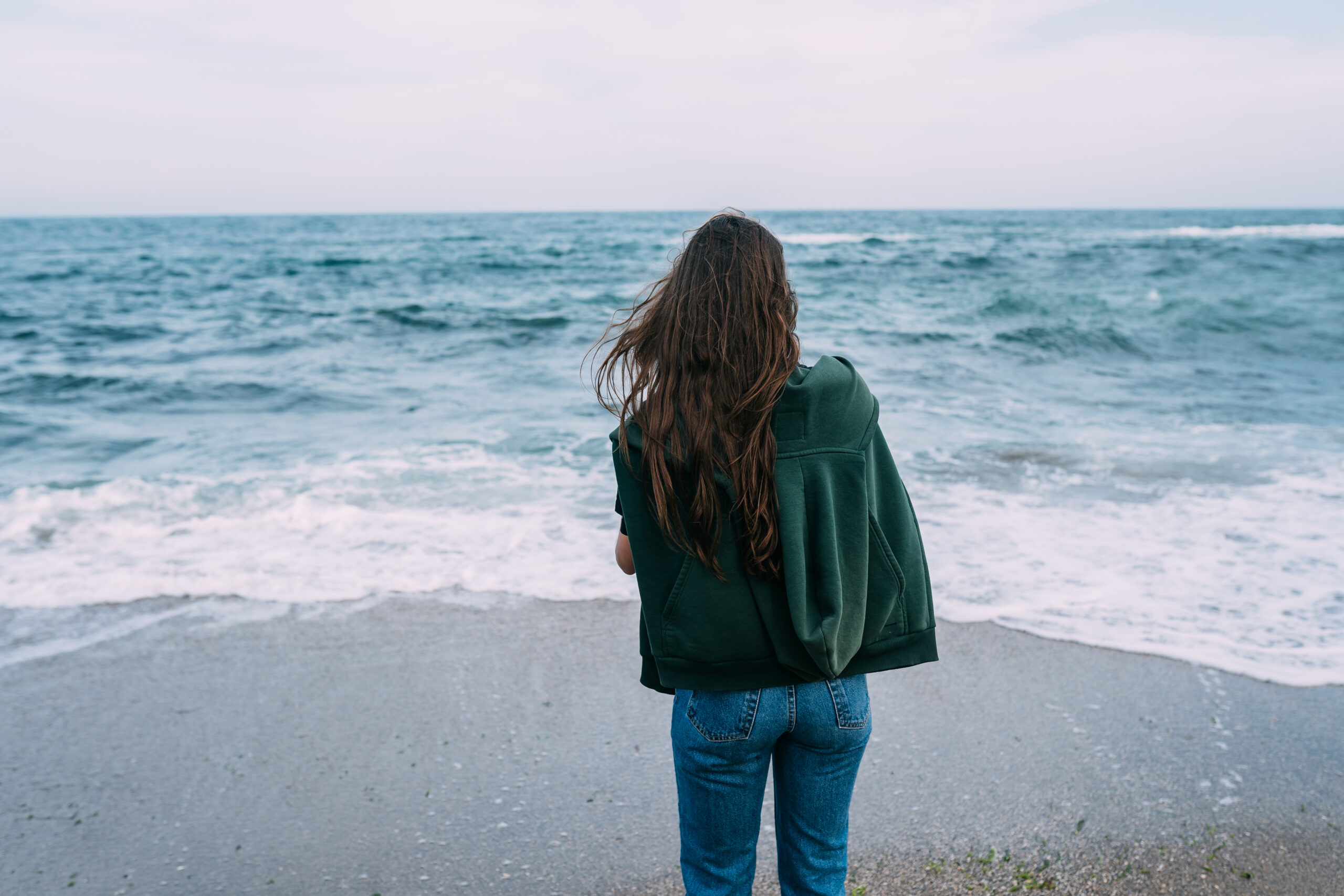 Woma shoots on a smartphone the sea waves