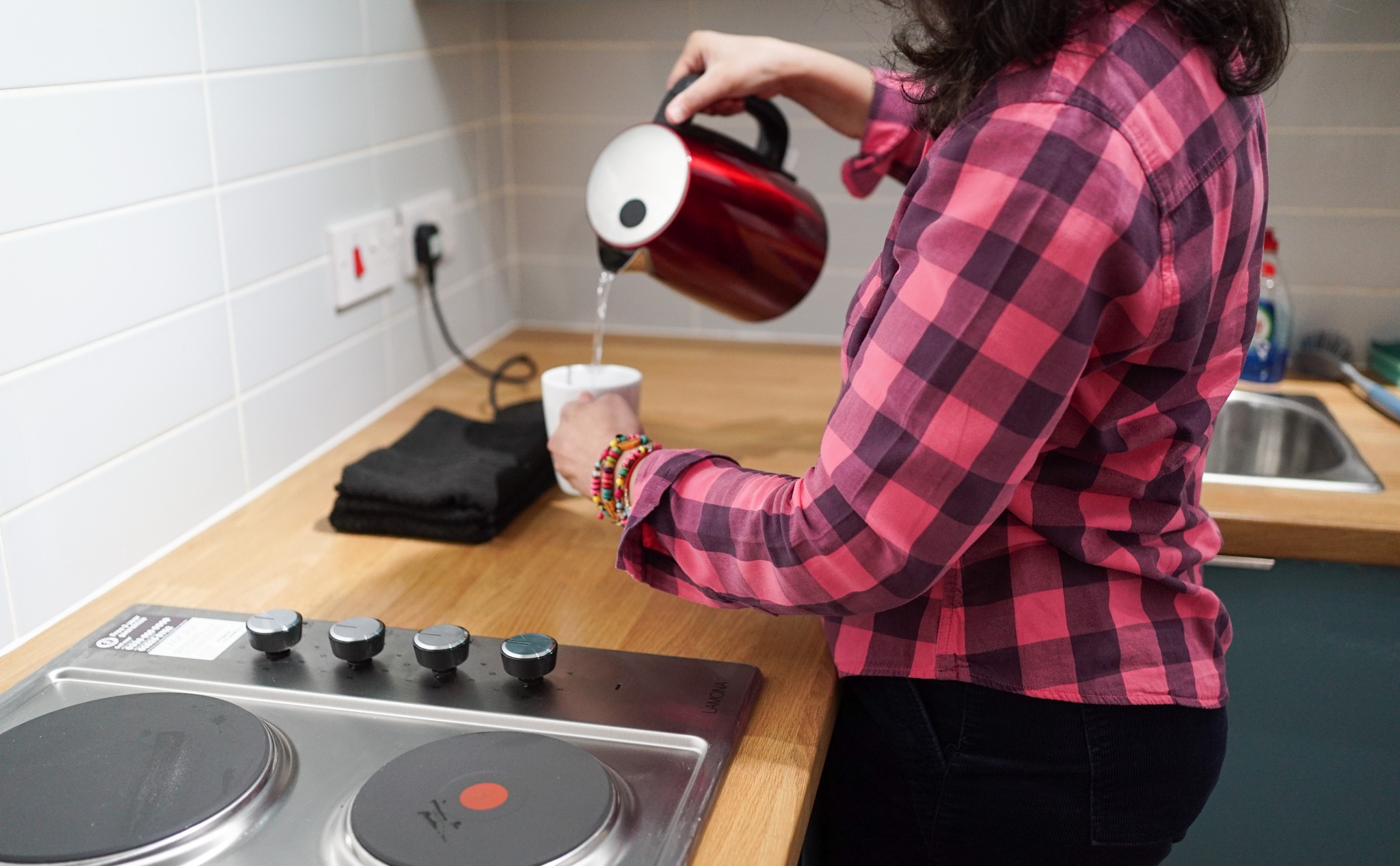 Wafa making tea image 1 Photo Clara Strachan